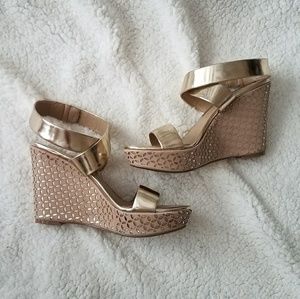 ANN TAYLOR EYELET LASER CUT WEDGE GOLD 7.5